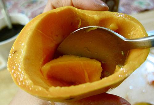 Mango pulp extraction with a spoon