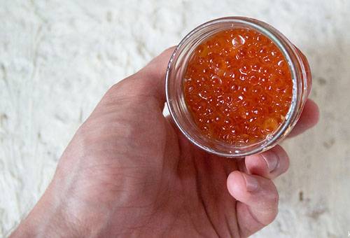 Röd kaviar i en glasburk