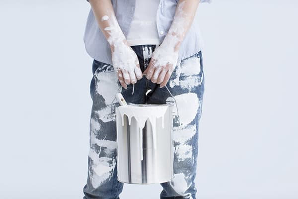 Taches de peinture à l'eau sur jeans