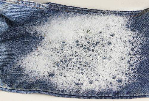 Jeans empapados en agua jabonosa