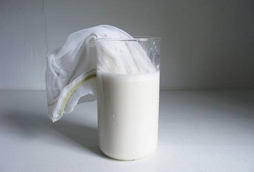 Milk with protein for cleaning a light leather bag
