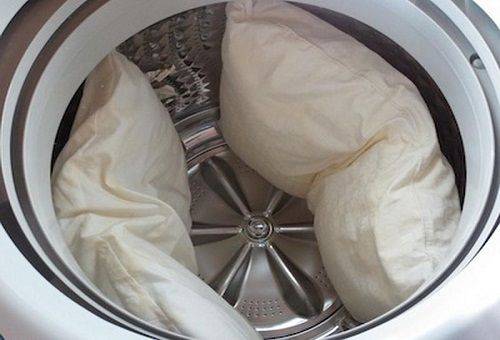 oreillers dans la machine à laver