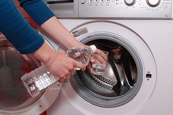Cleaning the washing machine with vinegar