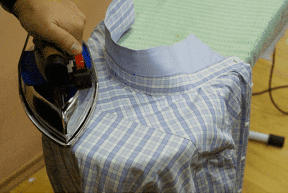 Prasowanie koszuli w kratę