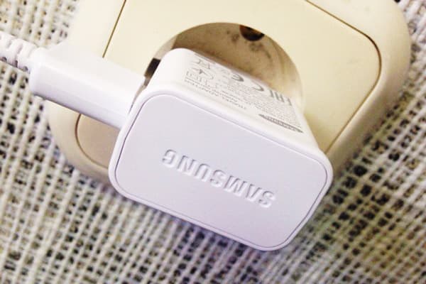 Ładowarka Samsung w gnieździe