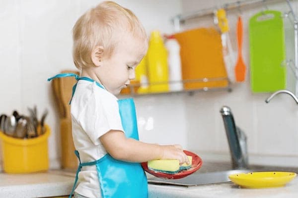 Dziecko myje naczynia