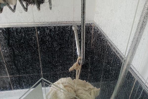 Vết bẩn từ nước cứng trên kính khi tắm